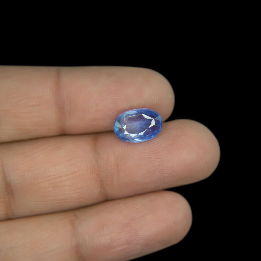 Blue Sapphire - 4.07 Carat